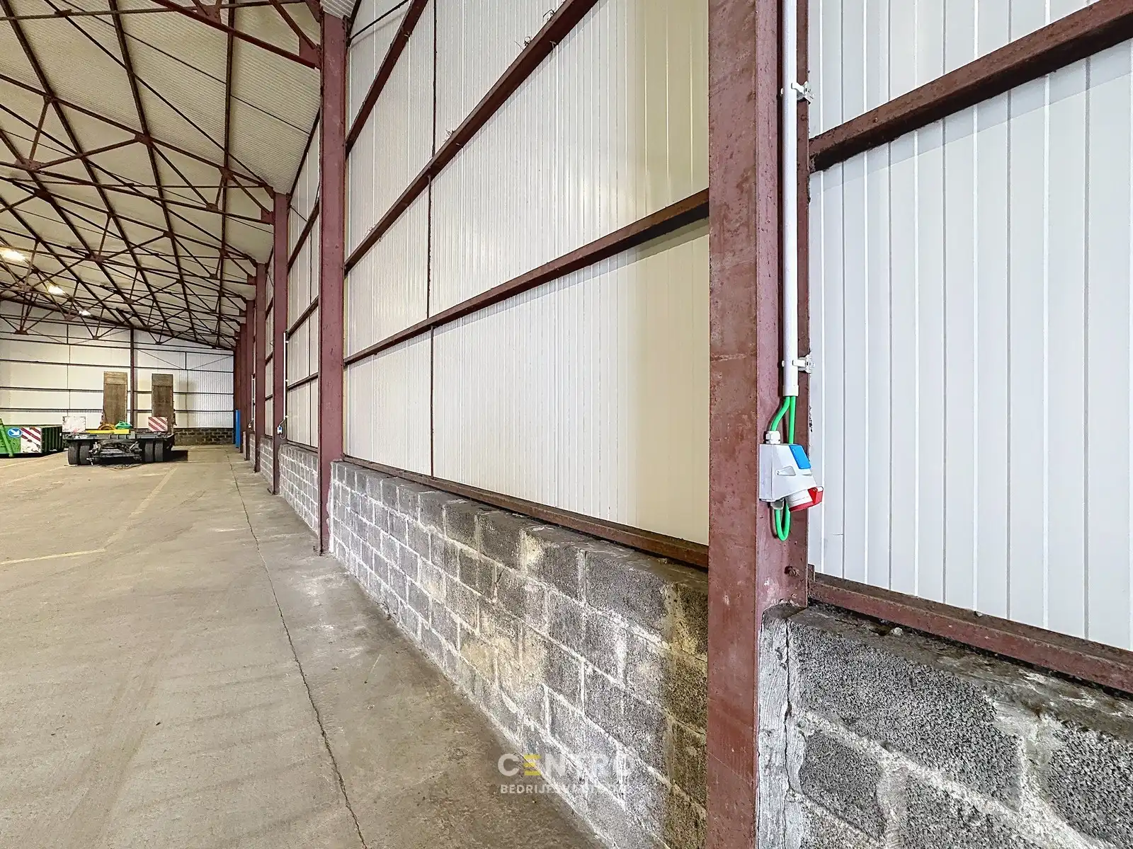 Geïsoleerd MAGAZIJN (1.000m²) te huur met mezzanine (85m² op industriezone te Zedelgem foto 5
