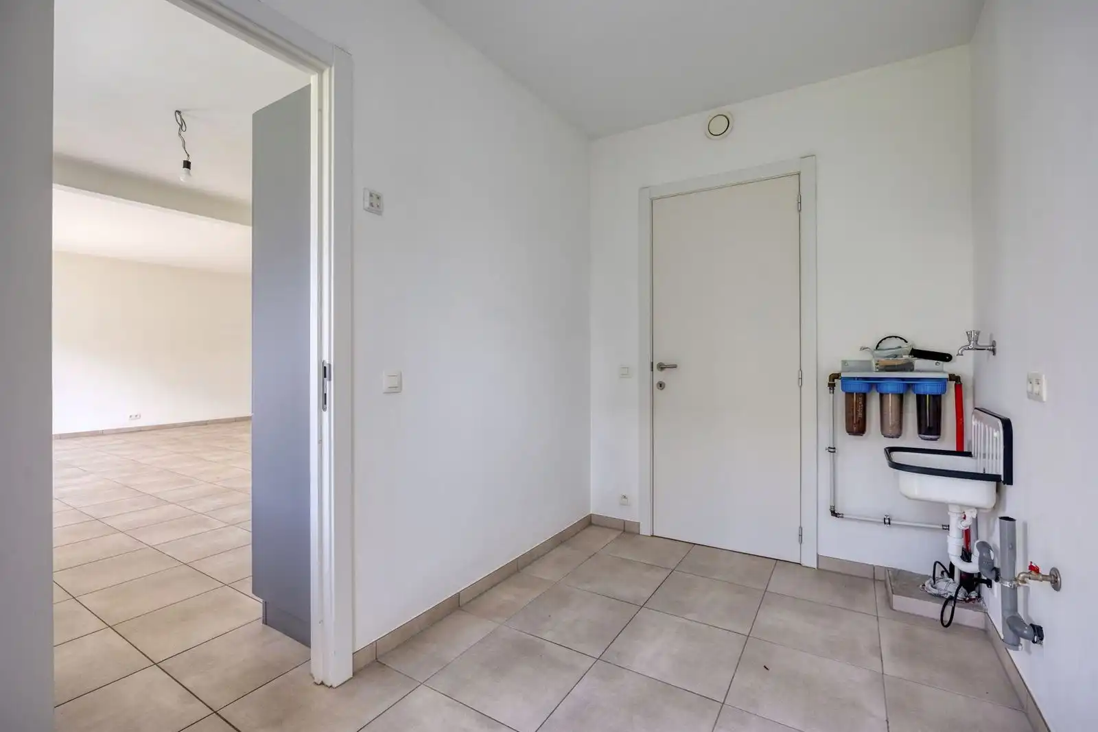 Recente 3-gevelwoning met 3 slaapkamers, tuin en garage foto 13