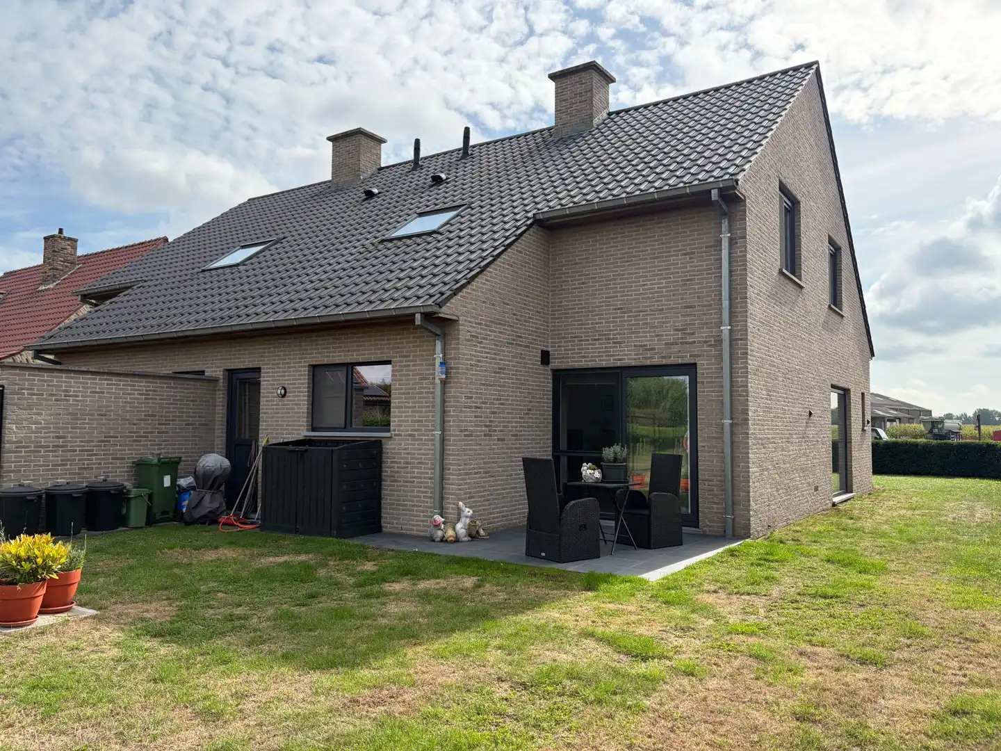 Halfopen woning met 3 slaapkamers, garage en grote tuin. foto 11