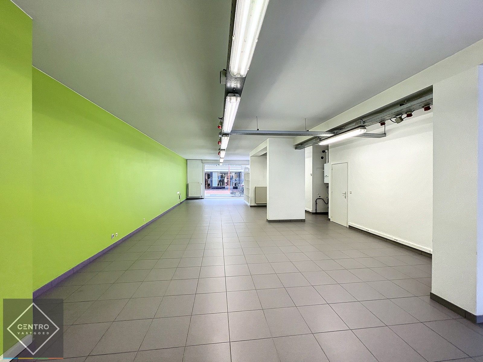 Handelspand  (winkel/kantoor) van 177m² mét patio te koop centrum Roeselare. Huur-koop is mogelijk ! foto 6