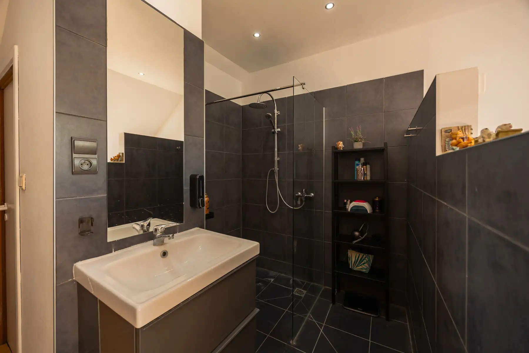 Gerenoveerd en energiezuinig duplex-appartement met parkings foto 19