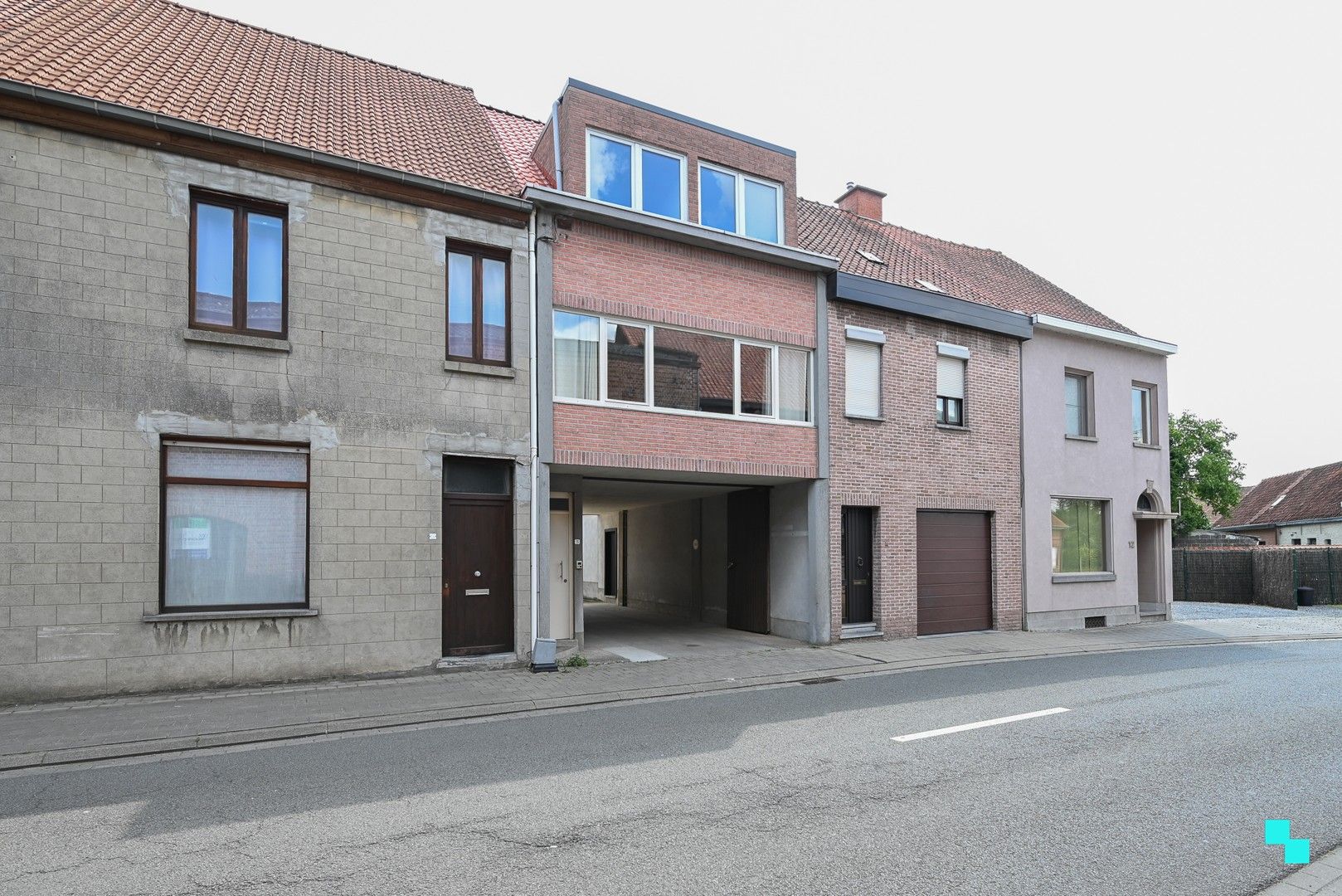 Toonzaal of bureelruimte met riante opslagruimte in hartje Kuurne op discrete ligging foto 2