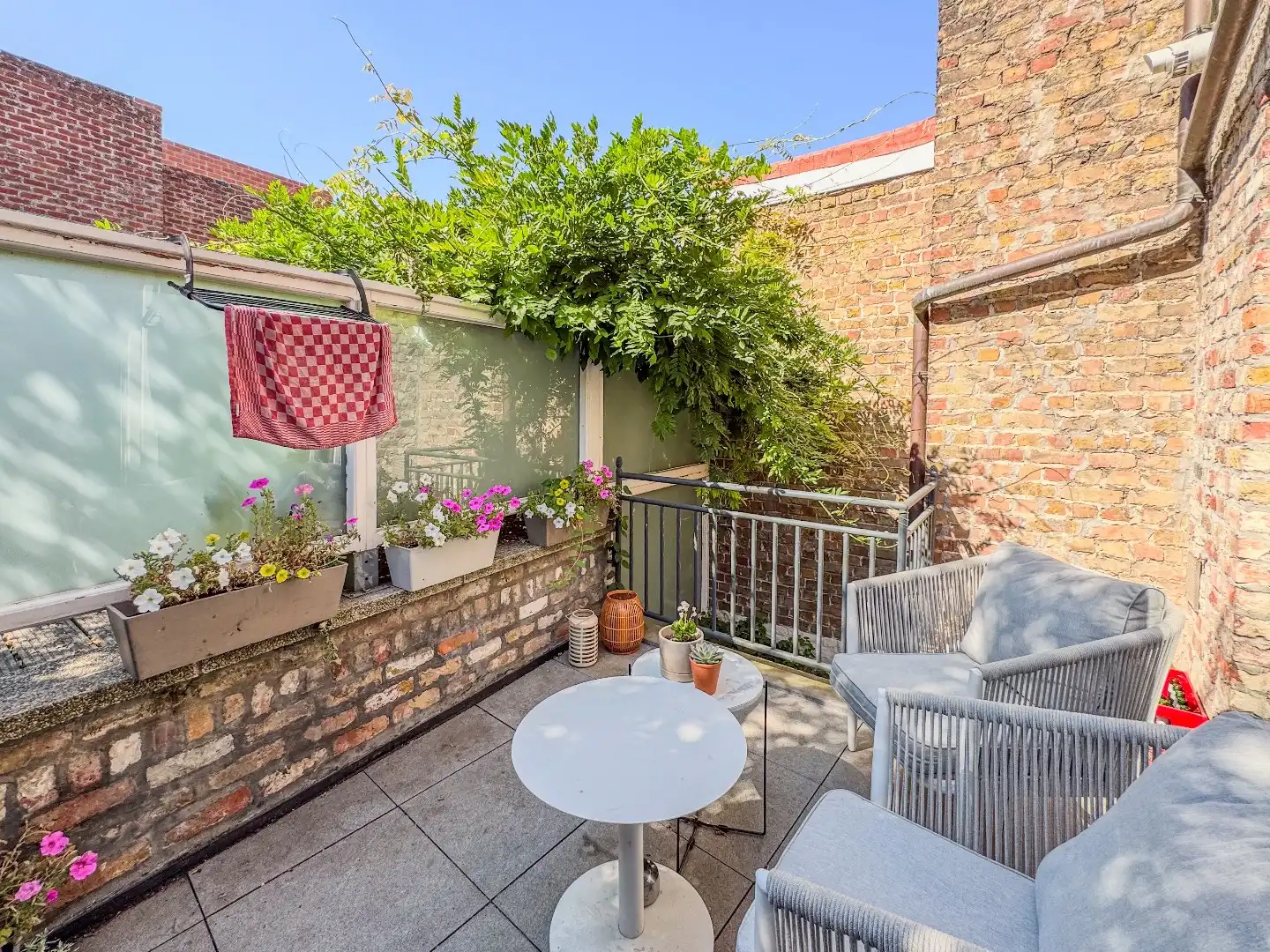 Gezellige rijwoning met 2 slaapkamers, mezzanine en terras. foto 4