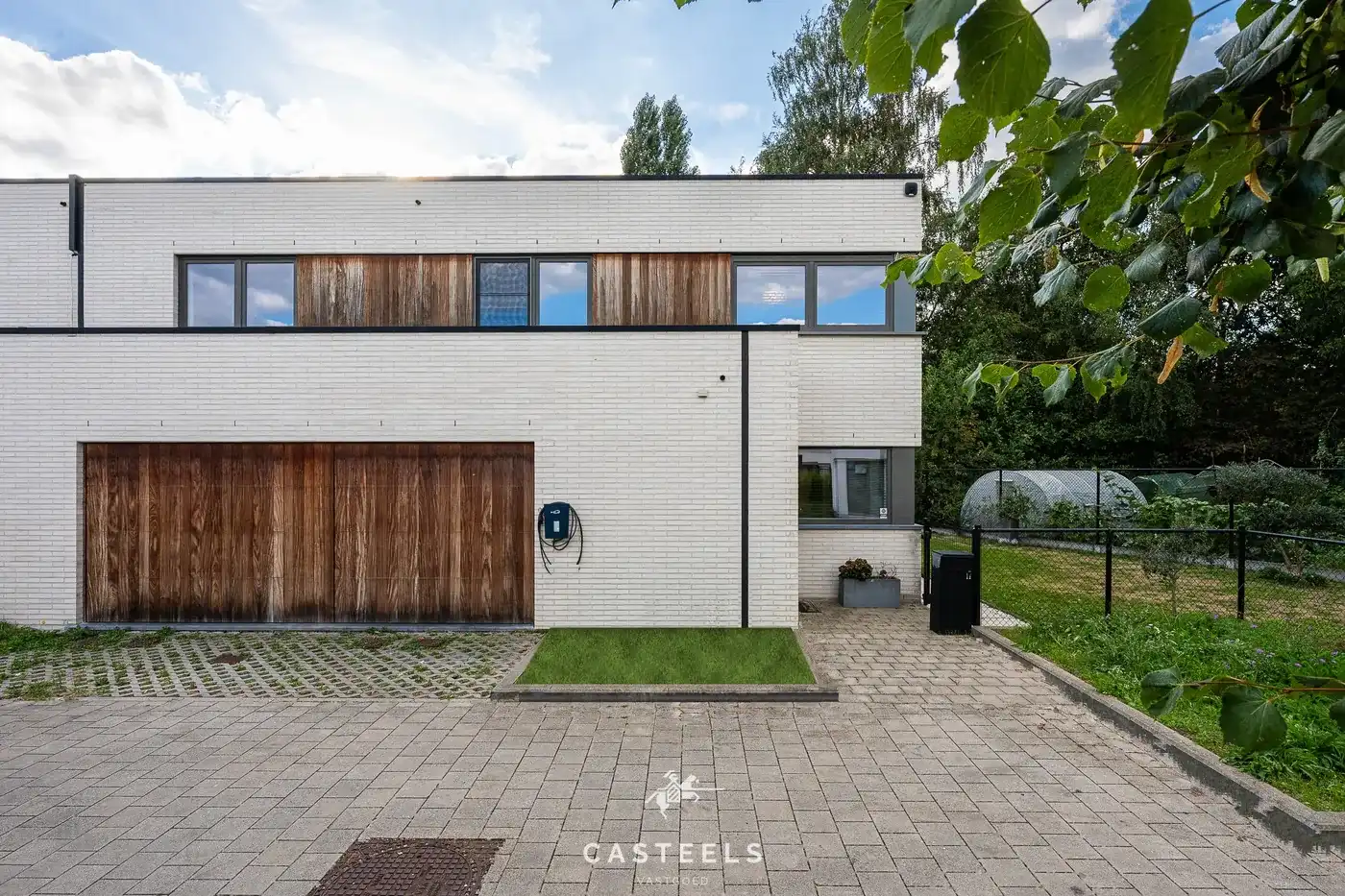 Exclusieve, hoogwaardig afgewerkte BEN-woning in kindvriendelijke buurt te Wondelgem foto {{pictureIndex}}