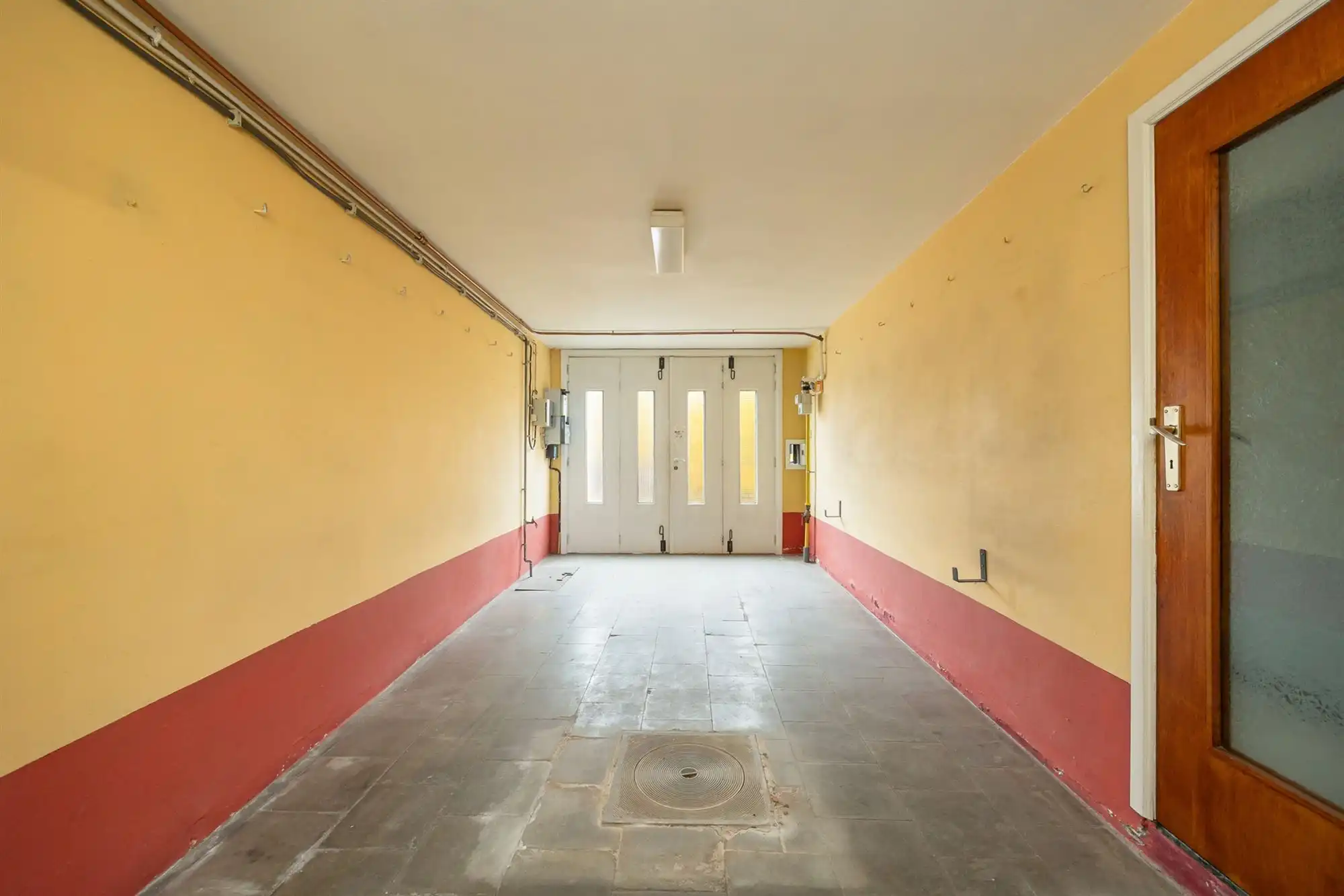 Te renoveren rijwoning met garage en tuin foto 17