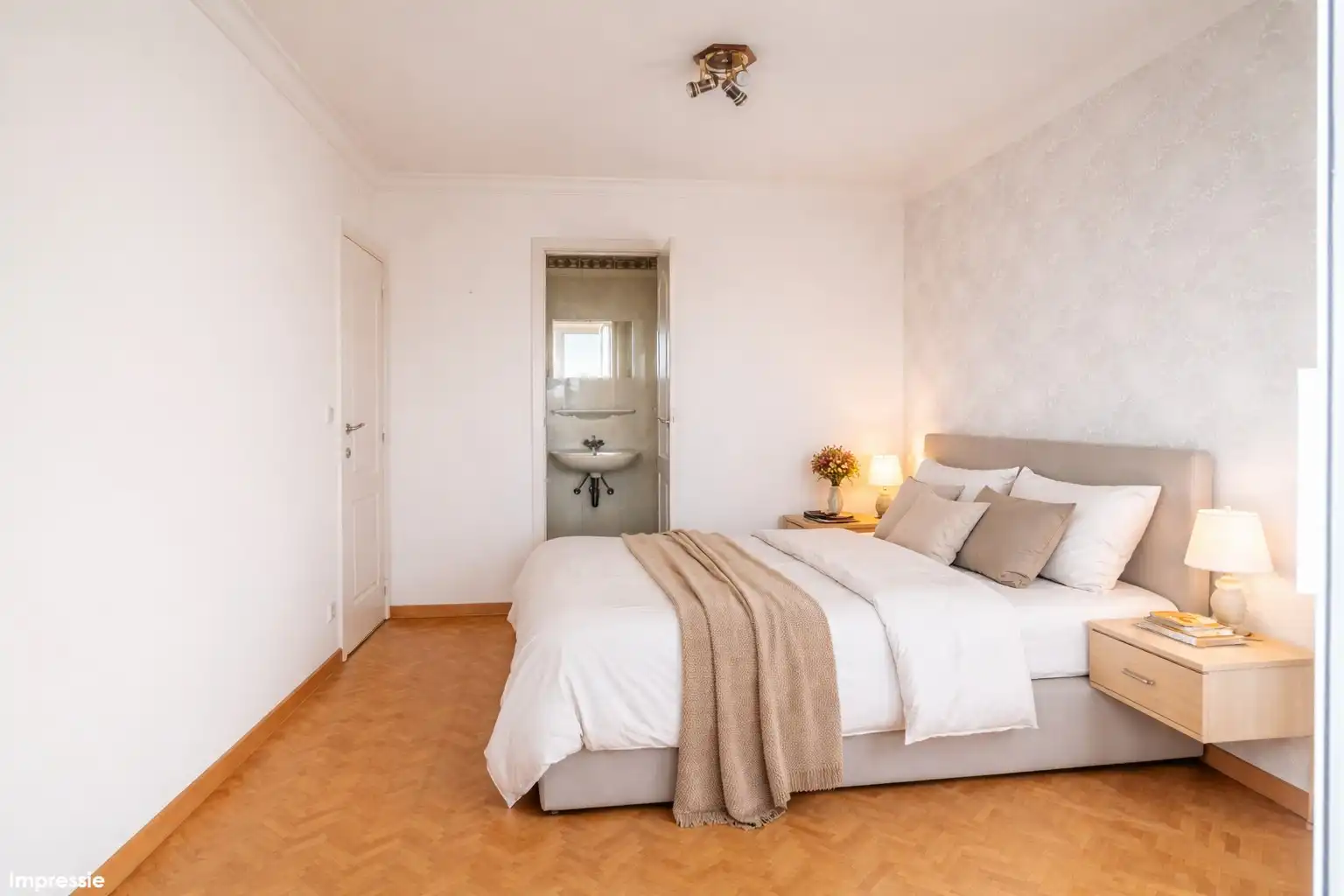 Centraal gelegen appartement met drie slaapkamers en veel lichtinval foto 11