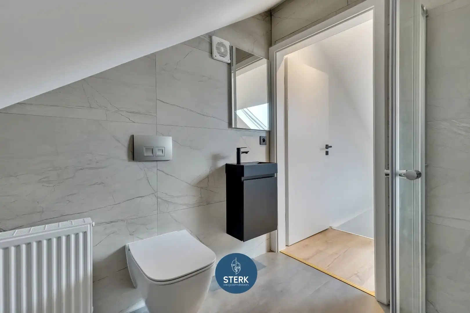 MODERN GERENOVEERDE GEZINSWONING MET 5 SLPKS + 2 BADKAMERS TE LANAKEN !  foto 22