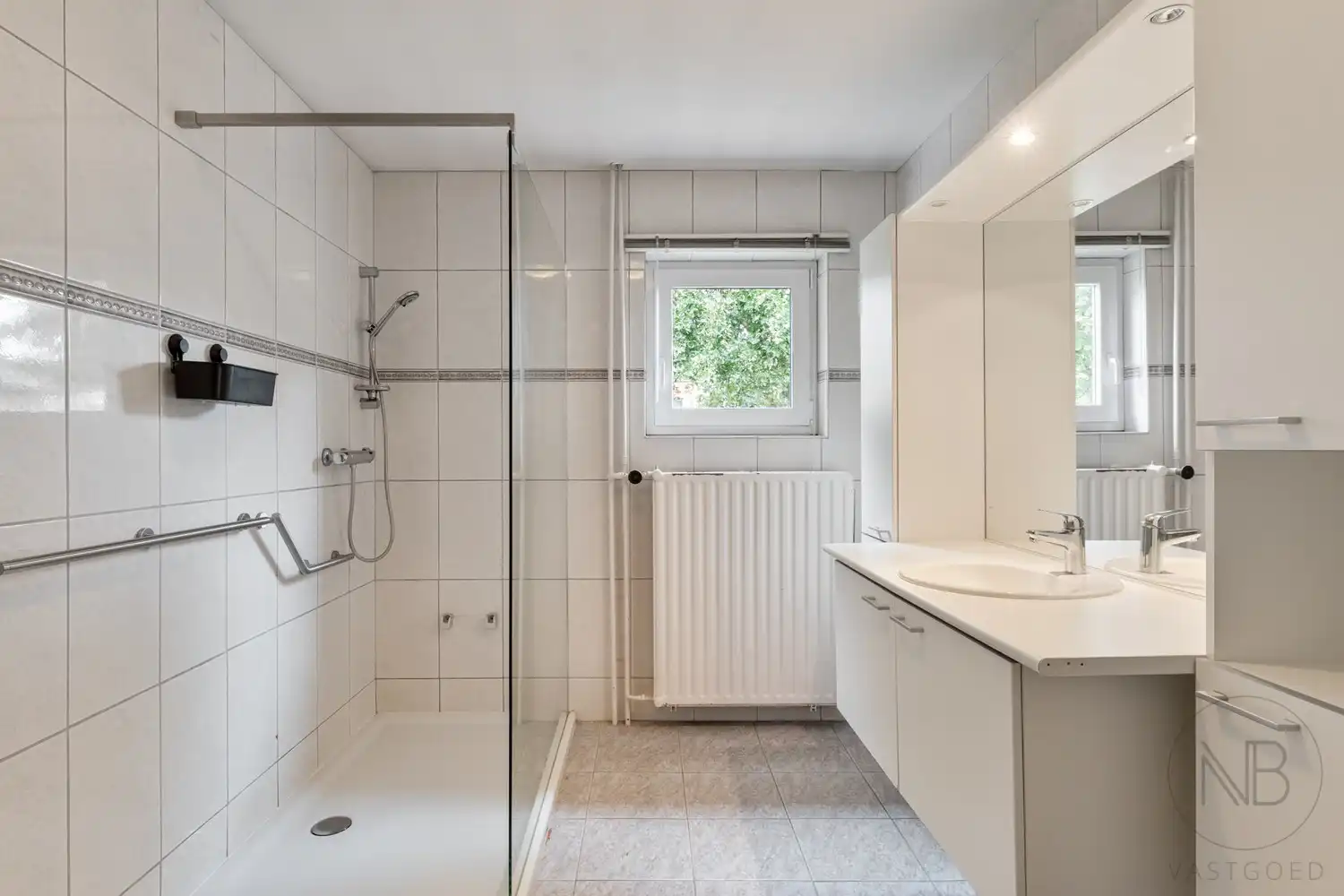 Rustig gelegen halfopen woning met 5 kamers in het centrum van Genk foto 12