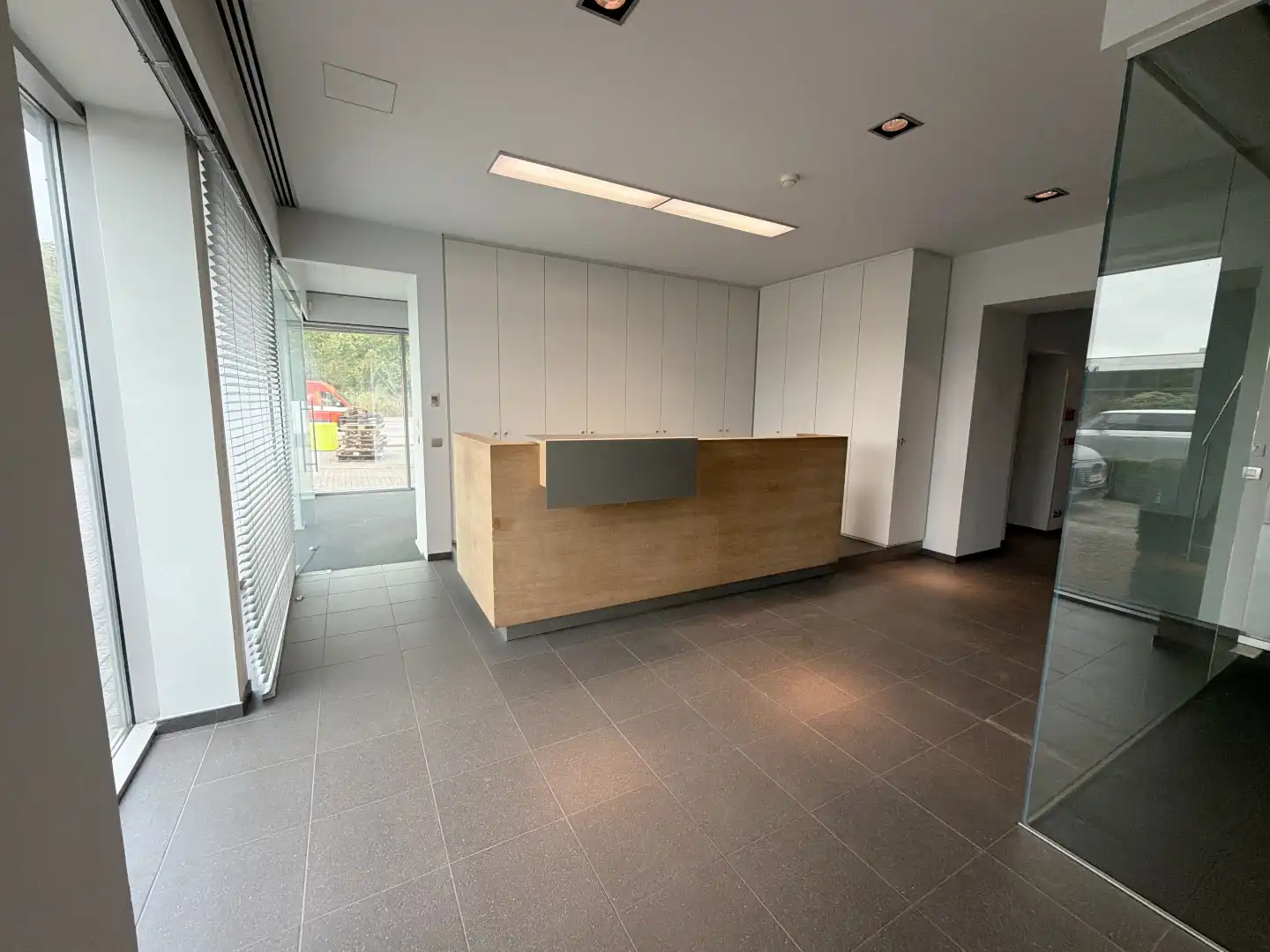 Magazijn met kantoren en buitenopslag te huur in Wilrijk foto 4