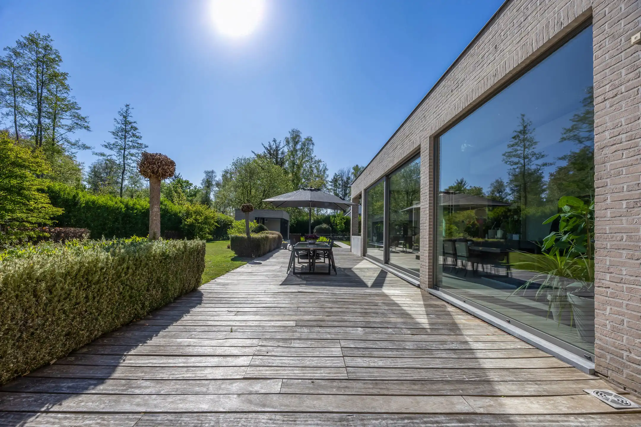 Luxueuze moderne villa met zwemvijver en prachtig poolhouse foto 18