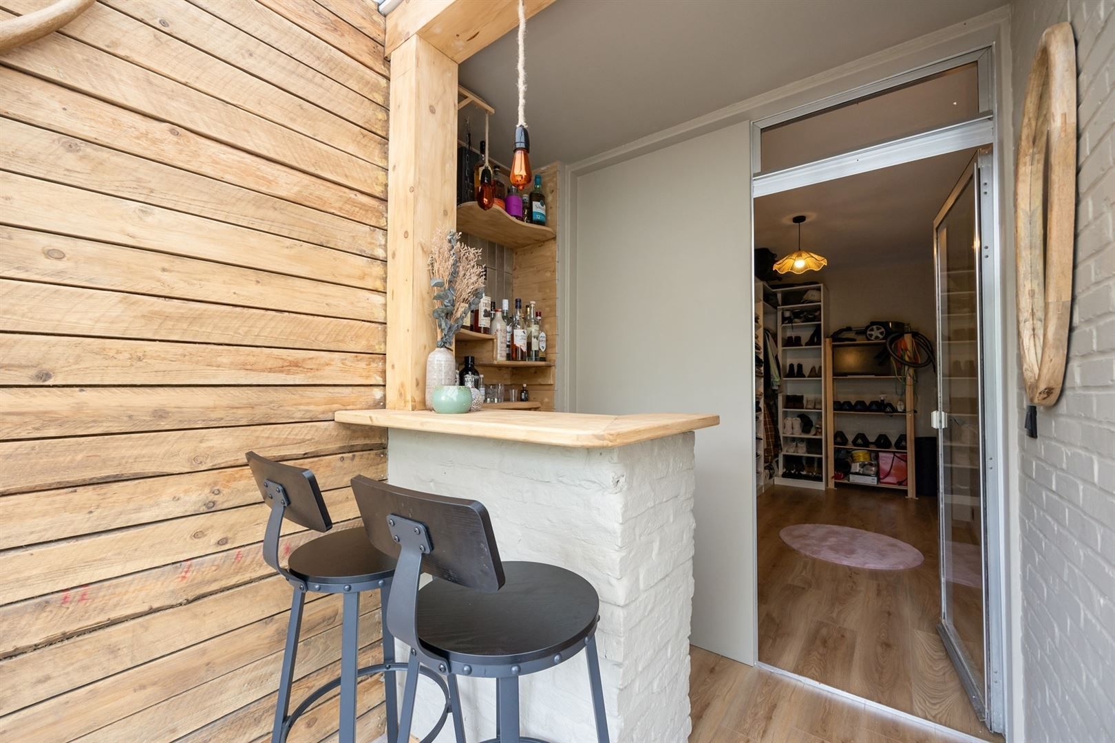 Gerenoveerd appartement (2024) met veranda foto 12