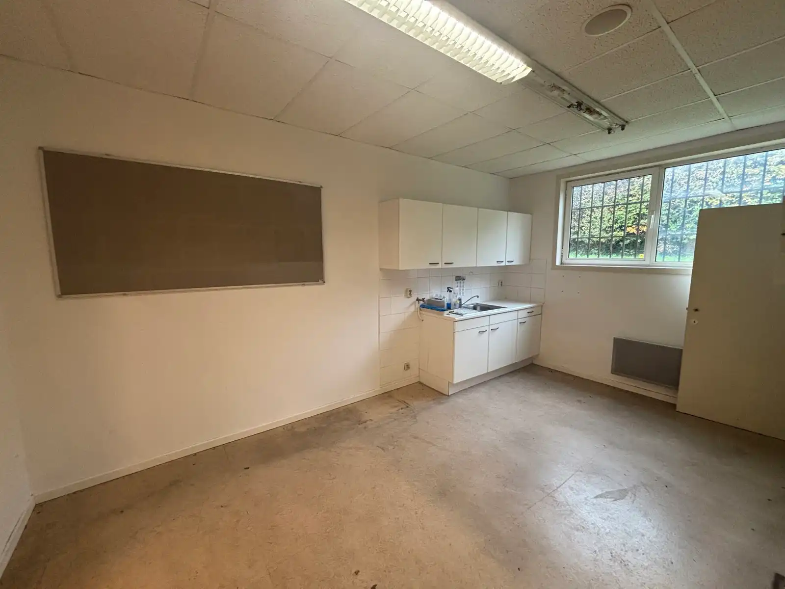 Baanwinkel te huur in Philippeville, toplocatie retailpark foto 10