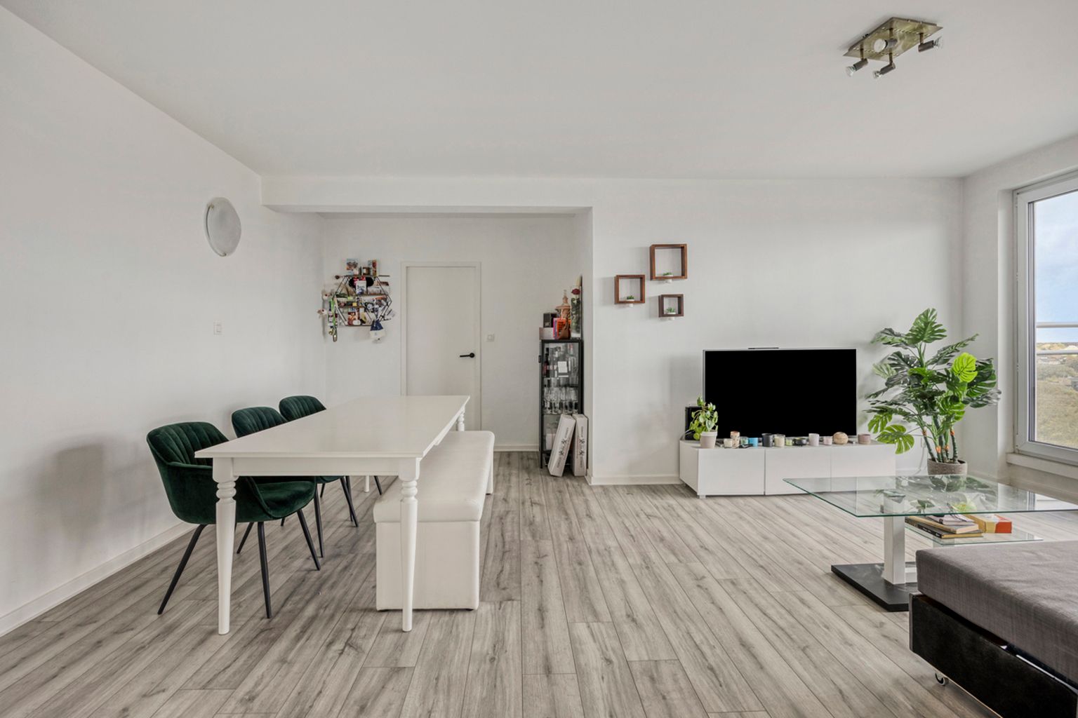 Instapklaar 2-slaapkamerappartement met panoramisch uitzicht foto 2