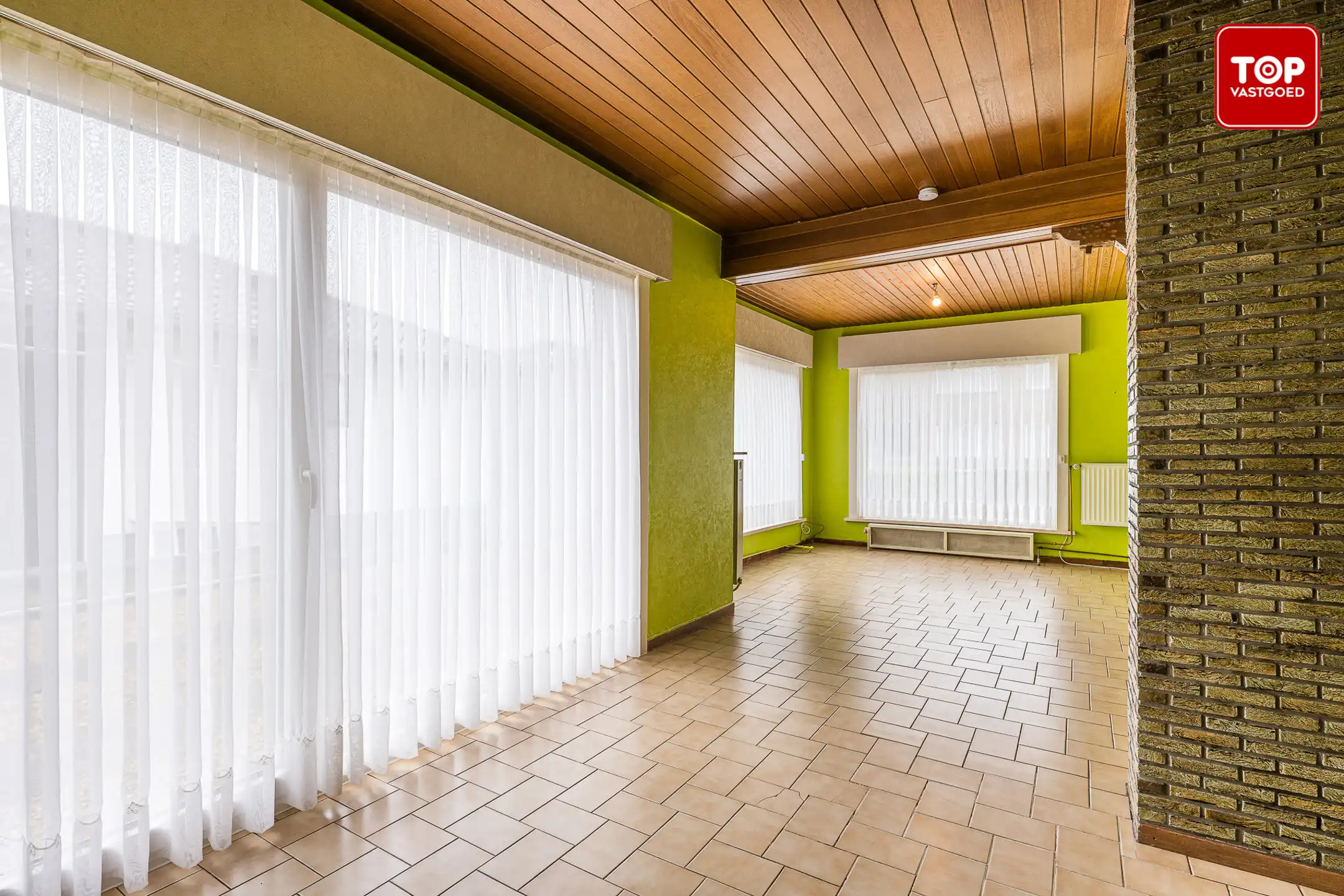 Op te frissen half open bebouwing met 3 slaapkamers, tuin en garage.  foto 4