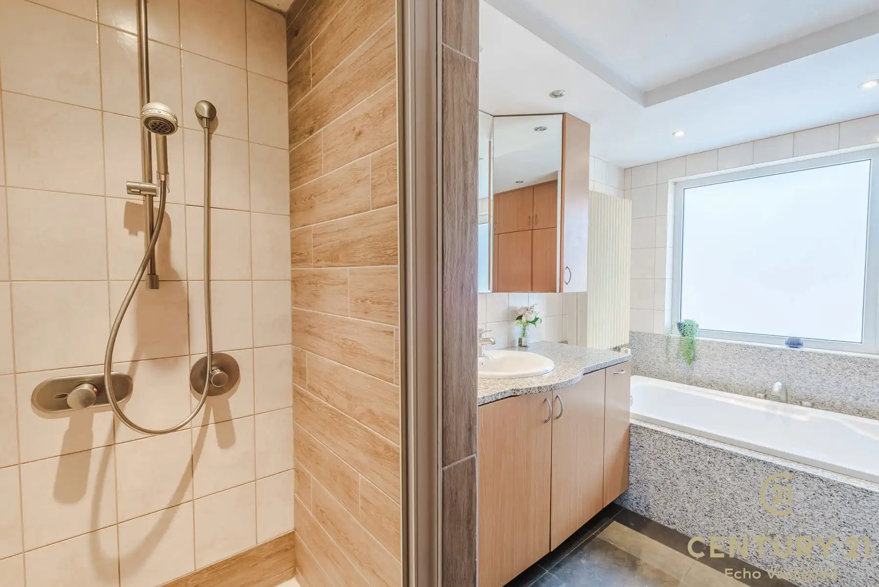 Ruime, gerenoveerde woning met 4 slpk en stadstuin foto 22