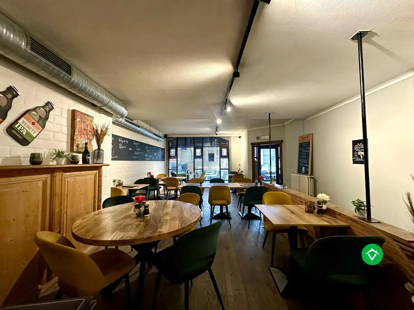 Café “Foelard” - centraal gelegen handelszaak op de Markt van Torhout foto 6