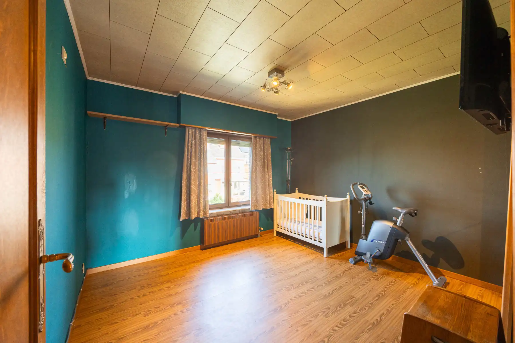 Verrassend ruime halfopen woning met omheinde tuin foto 21
