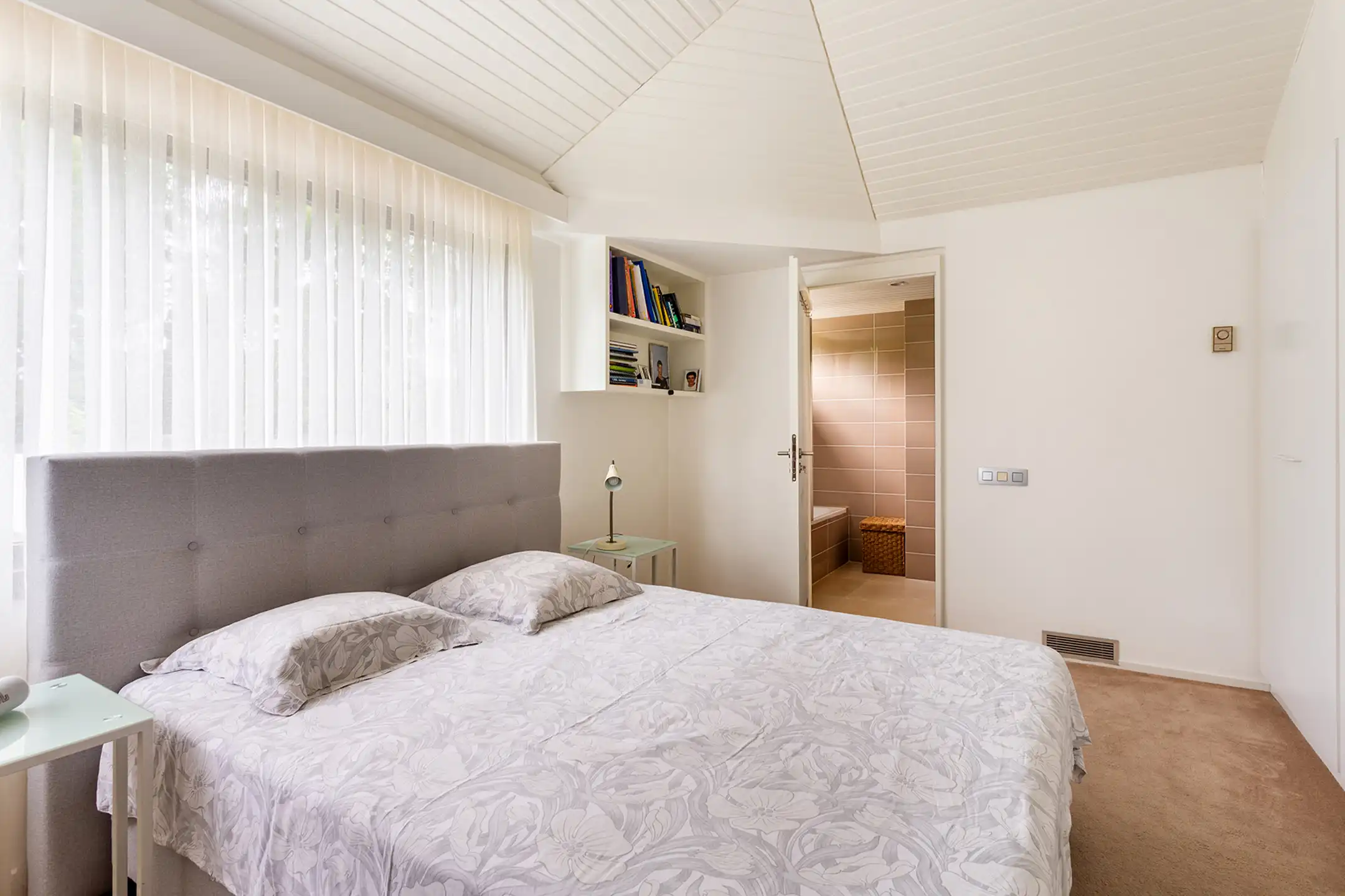 Topgelegen architectenwoning met ruim tuin en binnenzwembad. foto 40