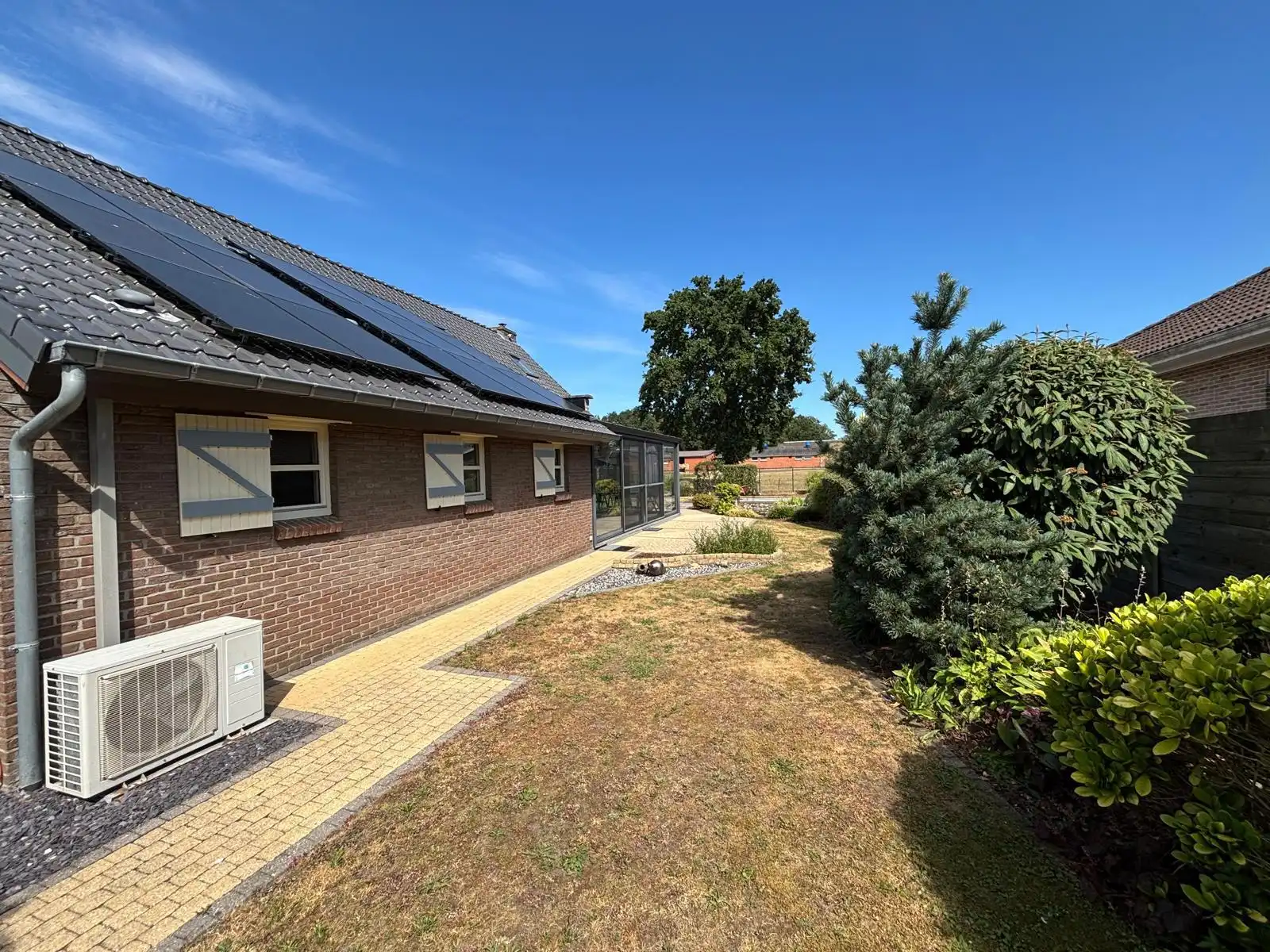 Vrijstaande (gemeubileerde) woning met zwembad en tuin foto 19