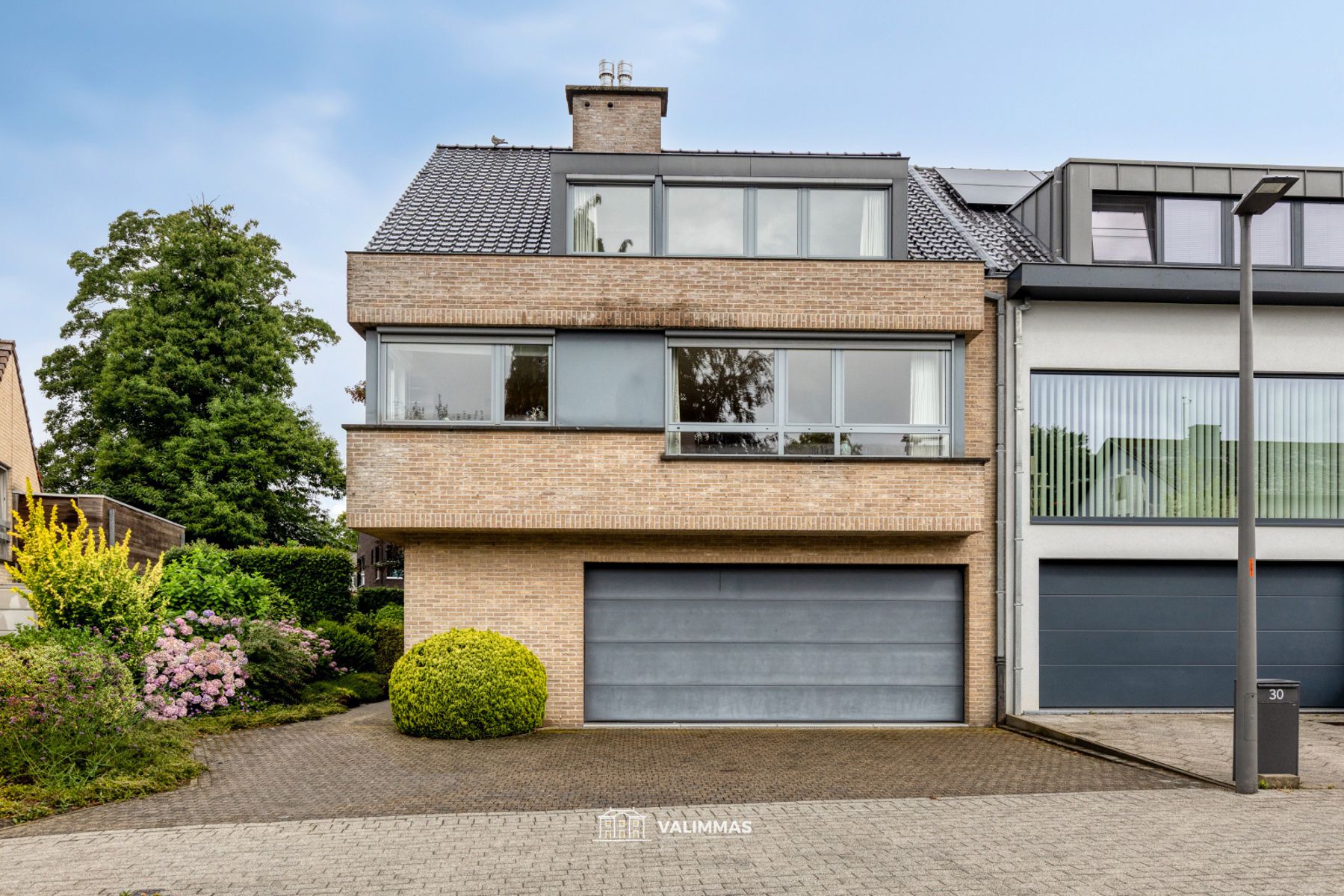 Hoofdfoto van de publicatie: Residentieel gelegen driegevelwoning met garage, tuin... 