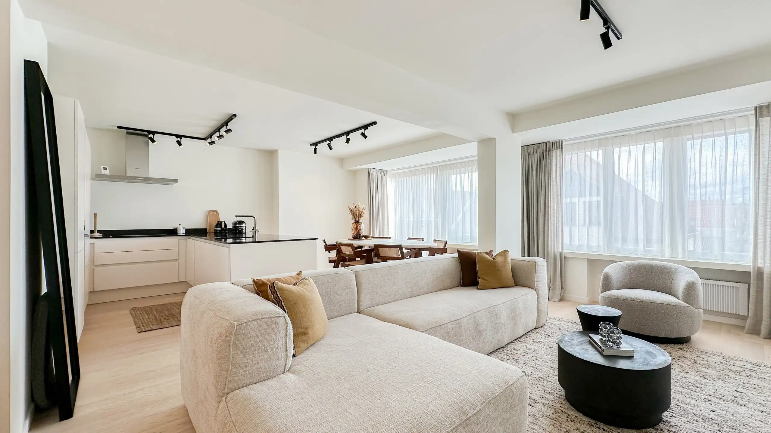 Hoofdfoto van de publicatie: Ruim en lichtrijk 3-slpk. appartement nabij Groentenmarkt