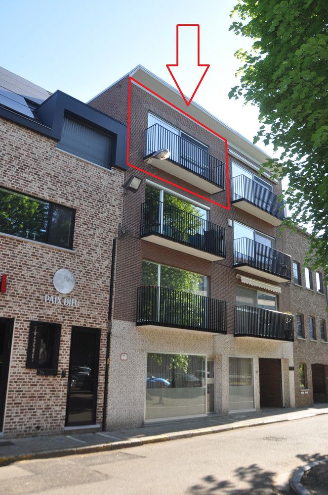 Instapklaar appartement met 3 slaapkamers in hartje Maaseik. foto {{pictureIndex}}