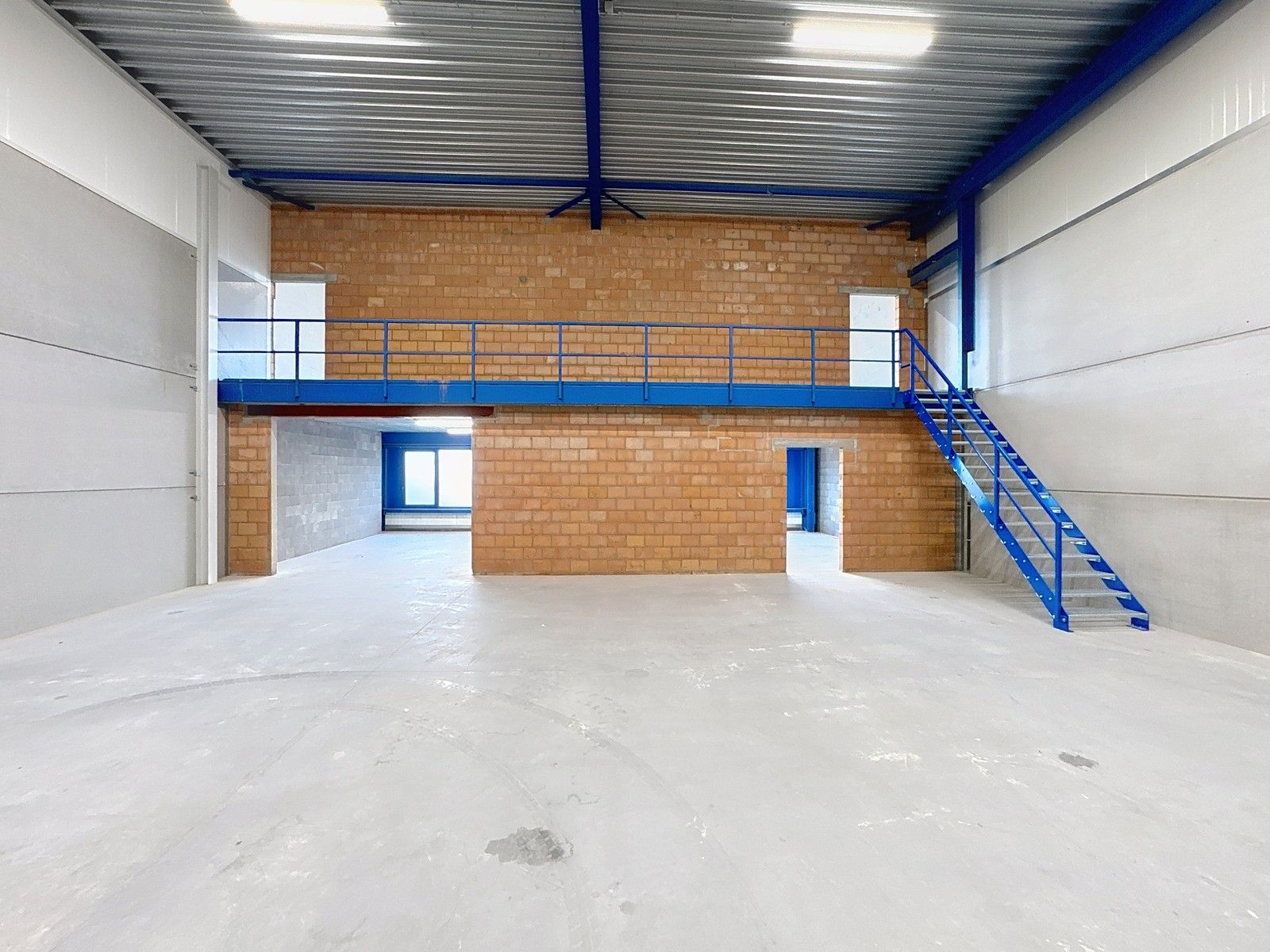 NB KMO-UNIT (214m²) met mezzanine op verdieping, elektrische sectionaalpoort en sanitair blok te huur op industriezone "Herdersbrug" te 8000 Brugge foto 4