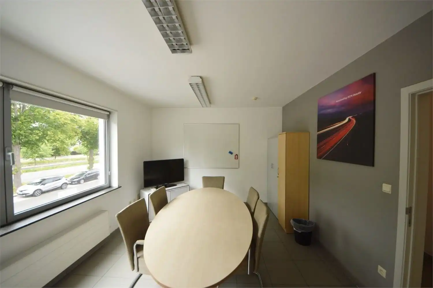 INSTAPKLAAR KANTOOR MET 6 PRIVE PARKEERPLAATSEN NABIJ E40 KAREELSTRAAT foto 20