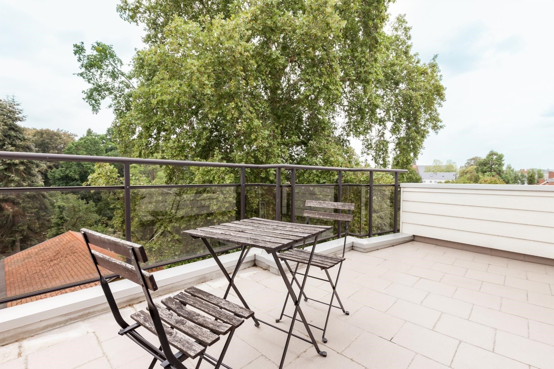 Bemeubelde studio met ruim terras en prachtig zicht foto 2
