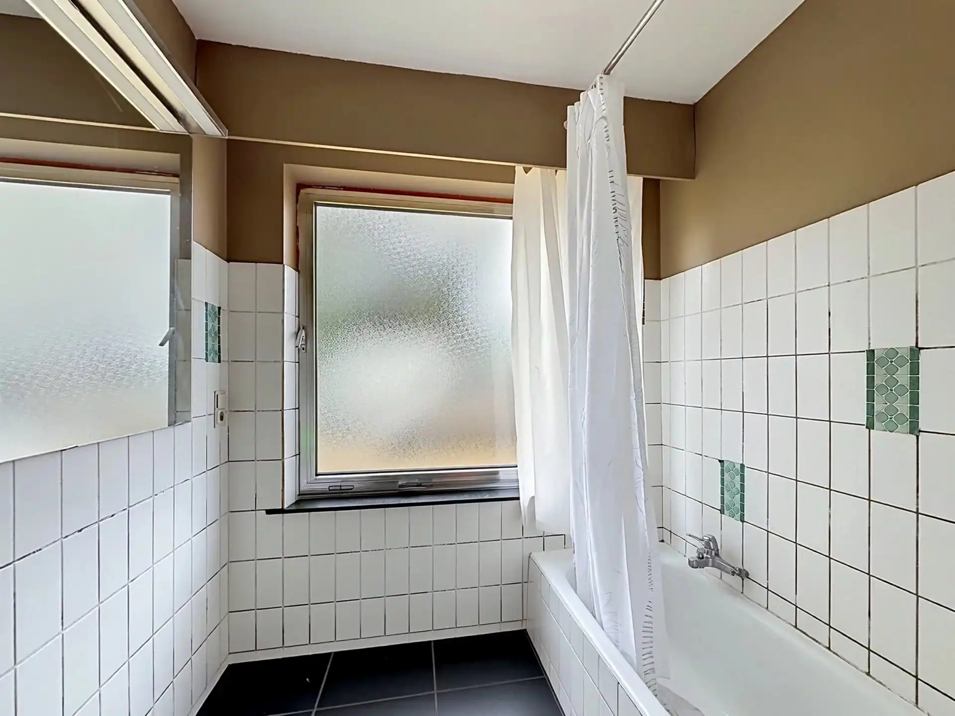 Te renoveren gelijkvloerse woning met 3 slaapkamers op een ruim perceel. foto 11