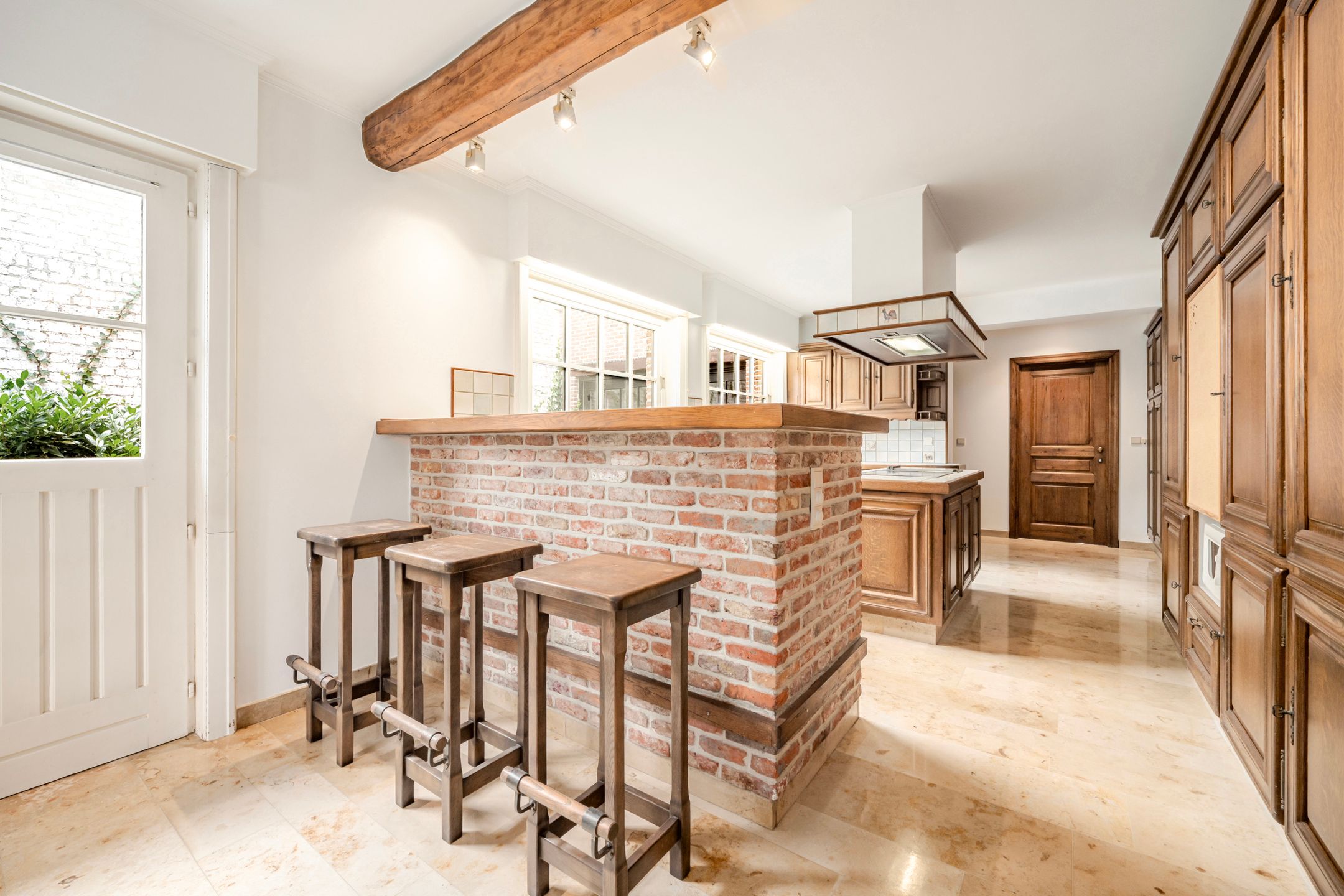 Charmante herenwoning met uitweg achteraan (3 garages).  foto 14