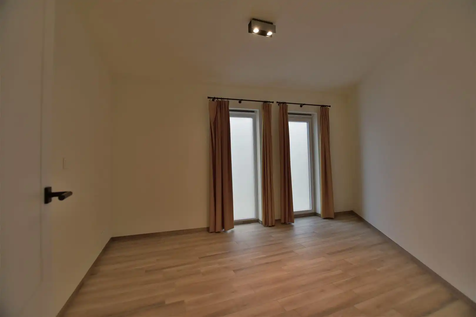 Instapklaar gelijkvloers appartement met koer en garage vrijstaande.  foto 4