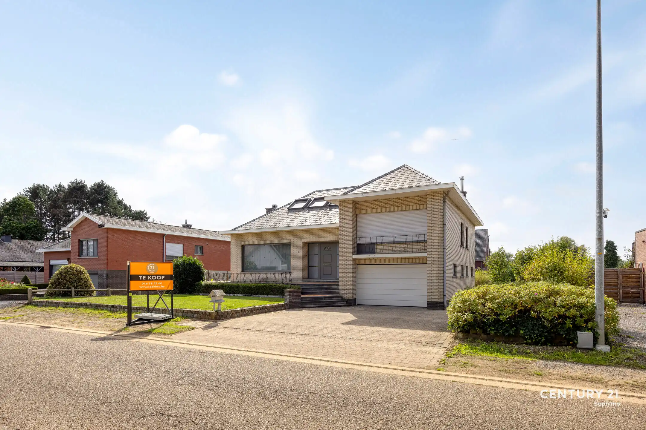 Hoofdfoto van de publicatie: Woning met 6 slaapkamers en praktijkruimte te Gelrode