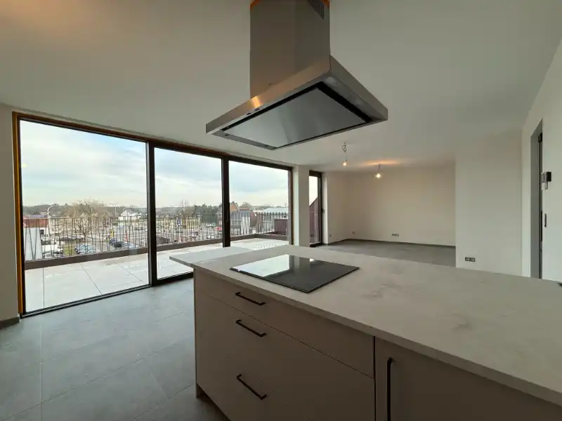 Prachtig BEN-penthouse met 1 slpk, terras, parking én zonnepanelen in het centrum van Houthalen foto {{pictureIndex}}
