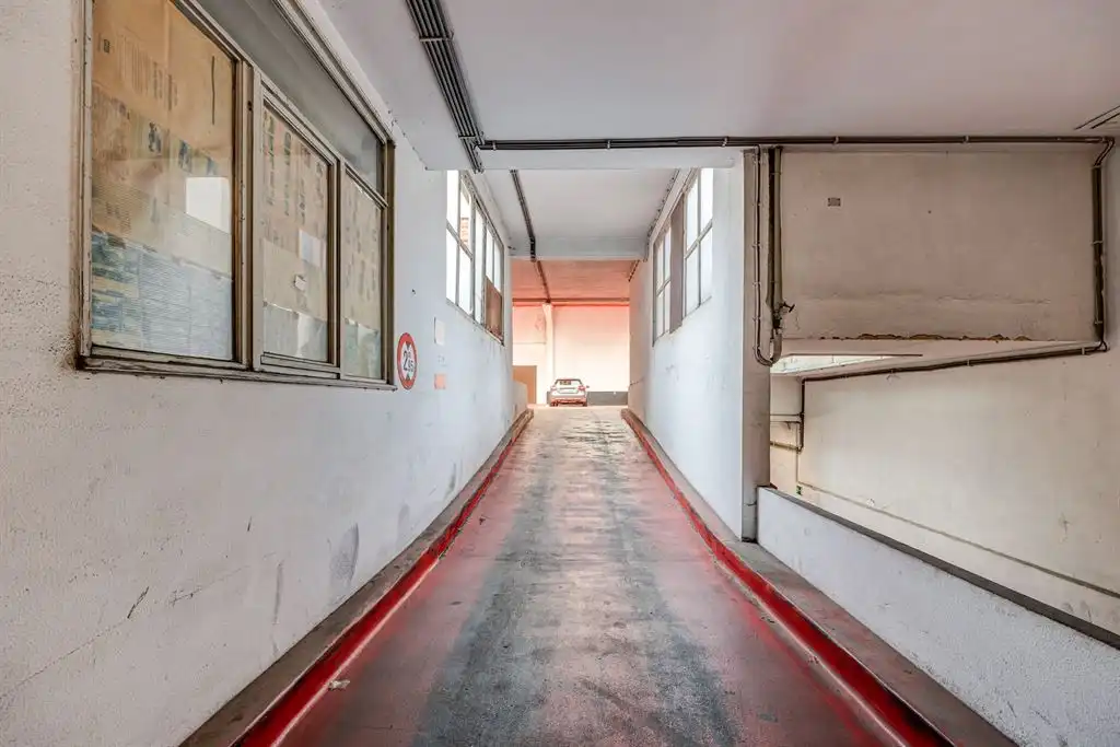 Brede autostaanplaats op centrale locatie foto 3