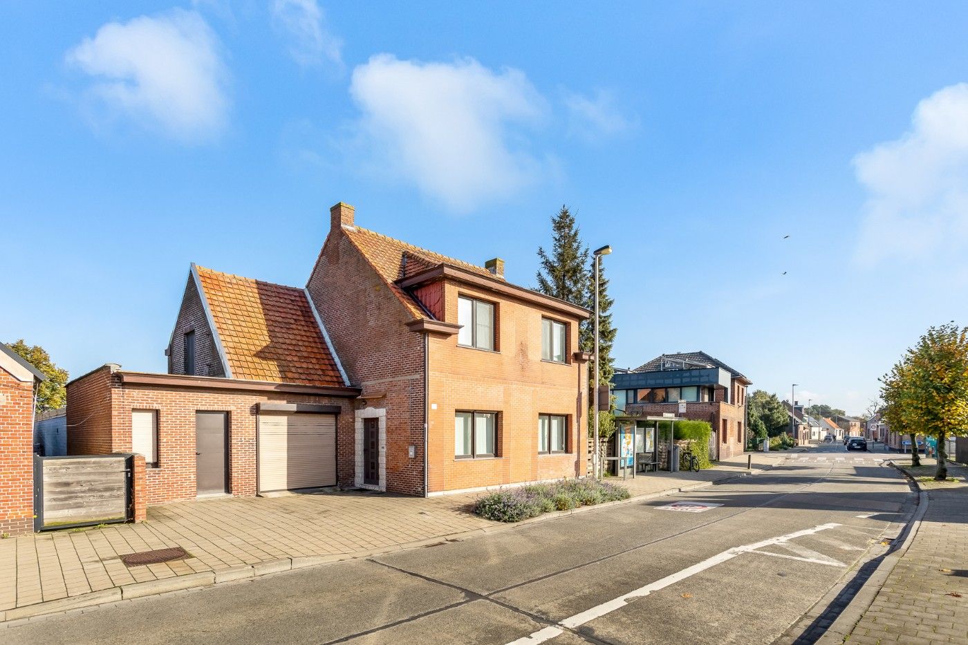 Ruime, instapklare woning met 3 slpk., garage, fietsenberging en koer foto 28