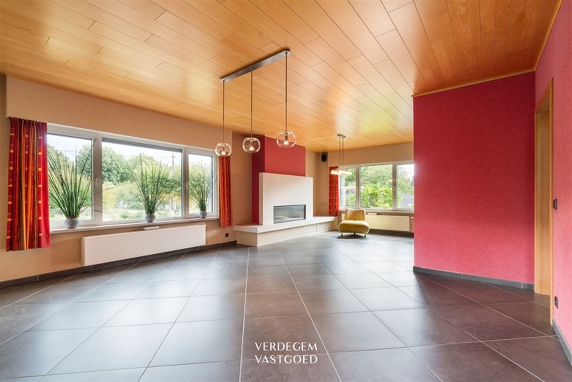 Bungalow met 4 slaapkamers en 2 garages op perceel van 1.029m² foto 2