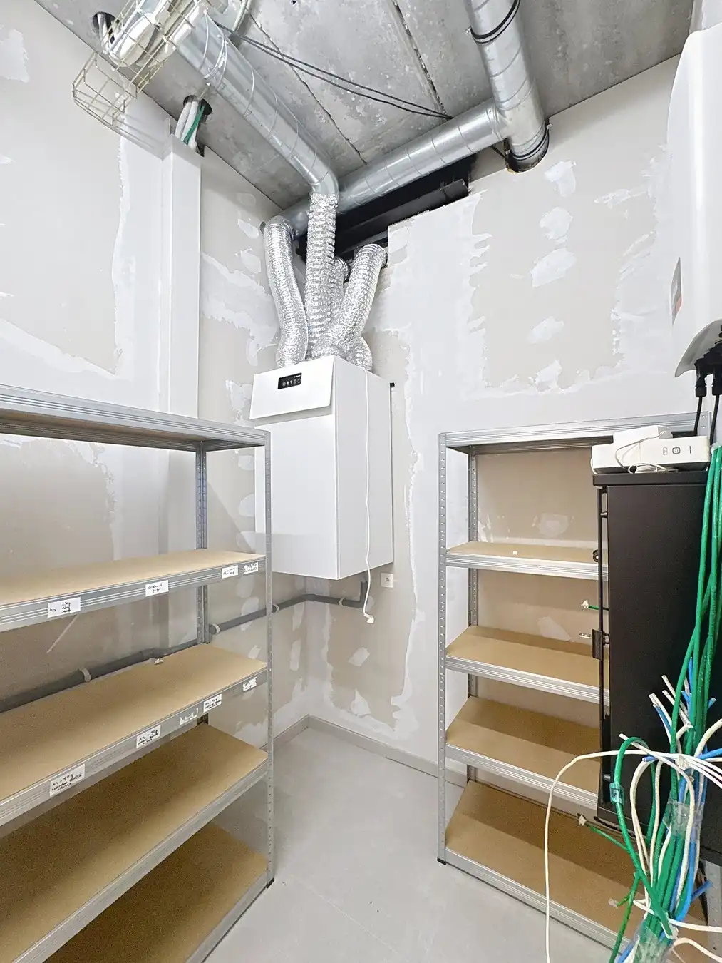 Instapklare en bemeubelde KANTOORRUIMTE (150m² op 1°V.) met berging en 2 autostaanplaatsen in de kelder. Op een boogscheut van het centrum van Brugge/expresweg. foto 14