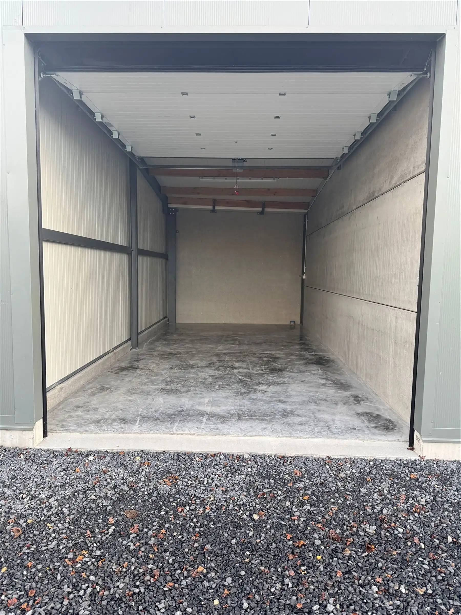 Garage te huur, ideaal voor uw mobilhome, oldtimer, boot,... foto 2