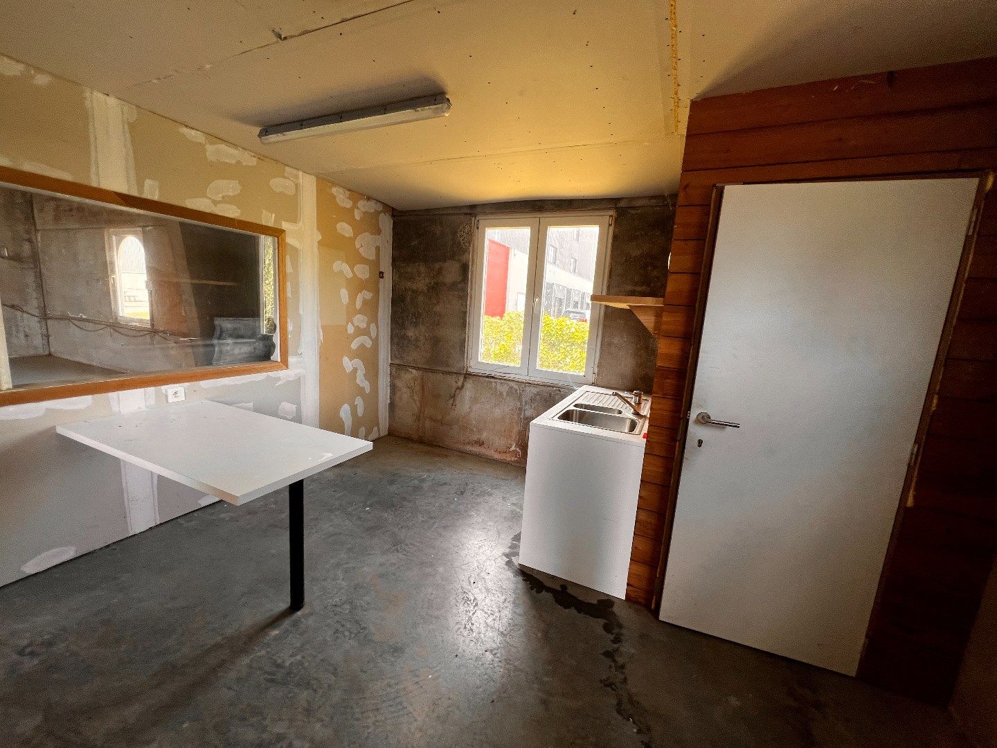 RUIME OPSLAGRUIMTE VAN 310 M² MET BUREAURUIMTE EN APART TOILET IN IEPER foto 3