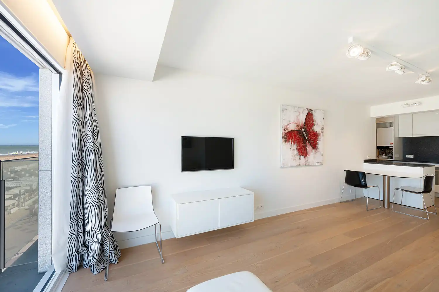 Recent gerenoveerde studio met frontaal zeezicht – Residentie The Beach, Zeedijk, Duinbergen foto 7