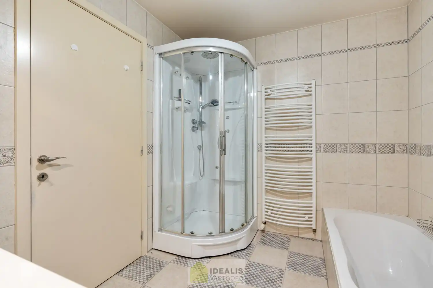 IDEALIS VASTGOED - PRACHTIG  EN LUXUEUS GELIJKVLOERS APPARTEMENT VAN MAAR LIEFST +-122M² IN EEN KLEINSCHALIGE RESIDENTIE MET 2 SLAAPKAMERS, AANGENAME LEEFRUIMTE MET AANSLUITEND KEUKEN MET KEUKENEILAND, BADKAMER VOORZIEN VAN BAD EN DOUCHE, ZEER RUIME GARAGE (+-28M²) EN TERRAS MET AANGELEGDE TUIN . Zeer geschikt voor kandidaten op zoek naar betaalbare woonruimte in zeer goede staat vlak bij de stadskern van Bree! foto 16