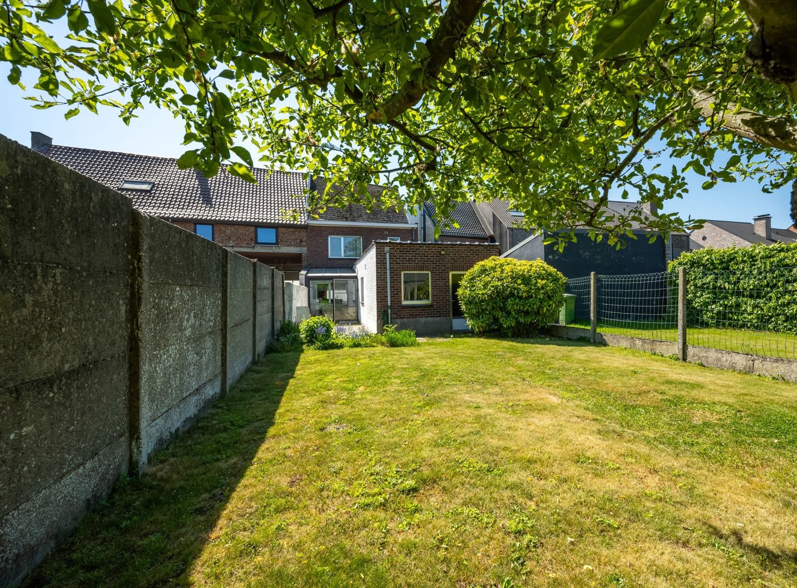 Te renoveren gezinswoning met inpandige garage en tuin  foto 2
