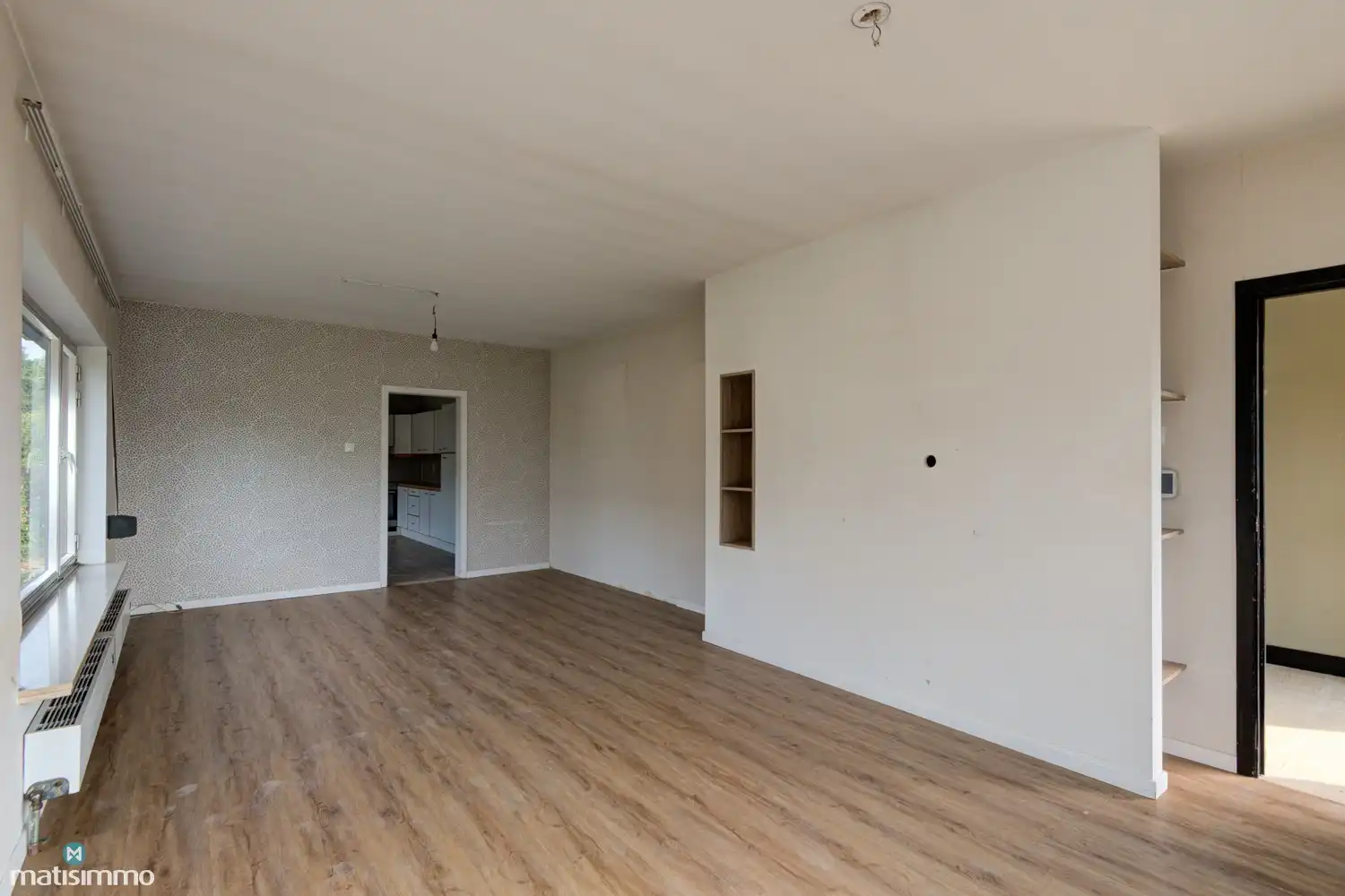 RUIME, GELIJKVLOERSE WONING (VOLLEDIG ONDERKELDERD), MET GARAGE EN TUIN NABIJ CENTRUM GENK foto 9