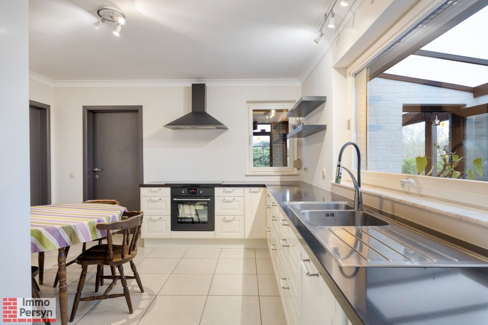 Charmante open bebouwing met praktische indeling in een rustige omgeving foto 10