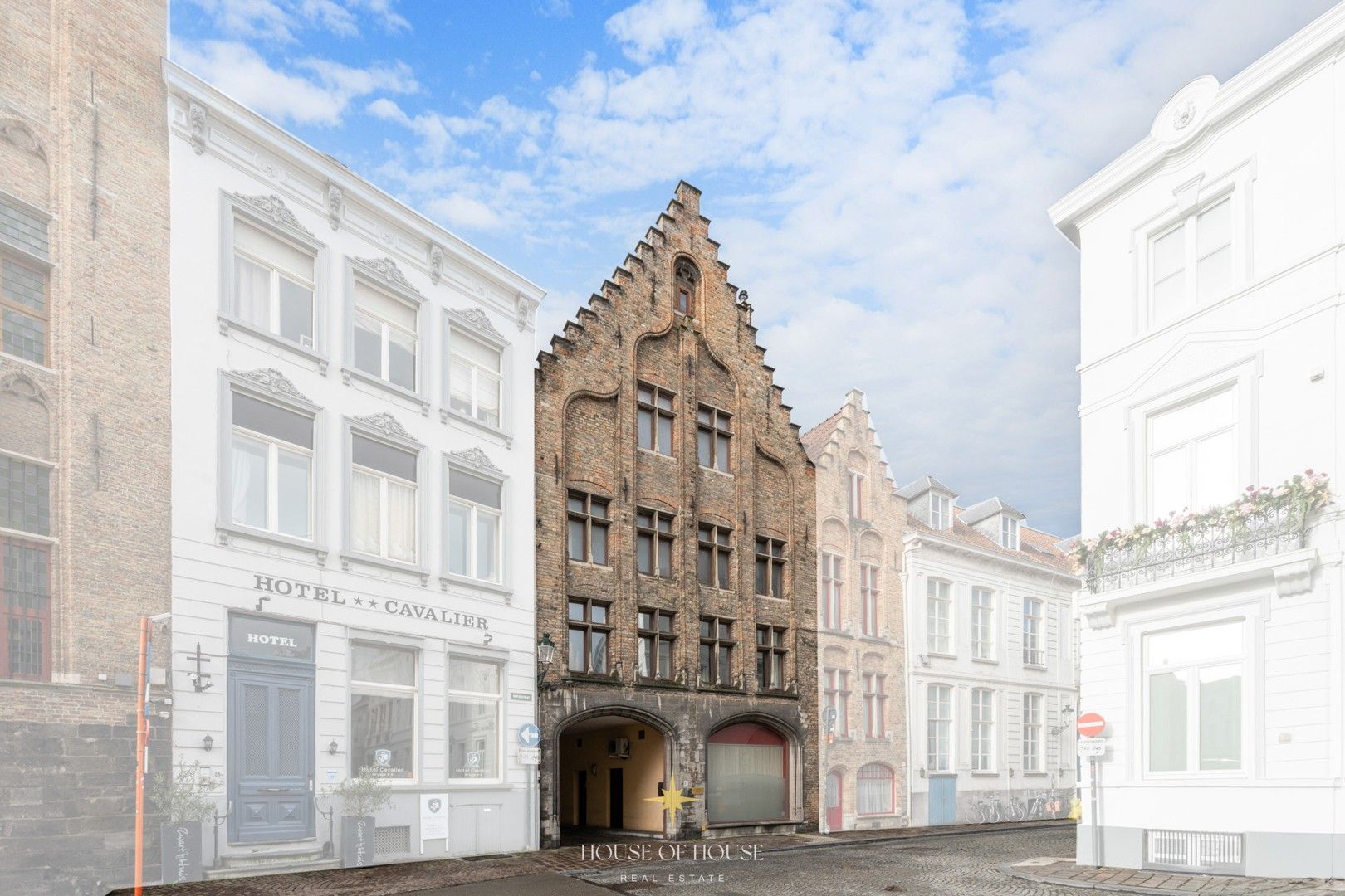 Bijzondere herenwoning met ruime garage in Brugse binnenstad foto 1