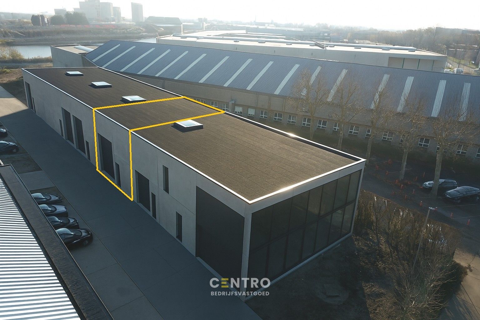 NB OPSLAGRUIMTE (152m²), met hoge sectionaalpoort en private parkeerplaats voor de deur. Op industriezone "Herdersbrug" te 8000 Brugge. foto {{pictureIndex}}