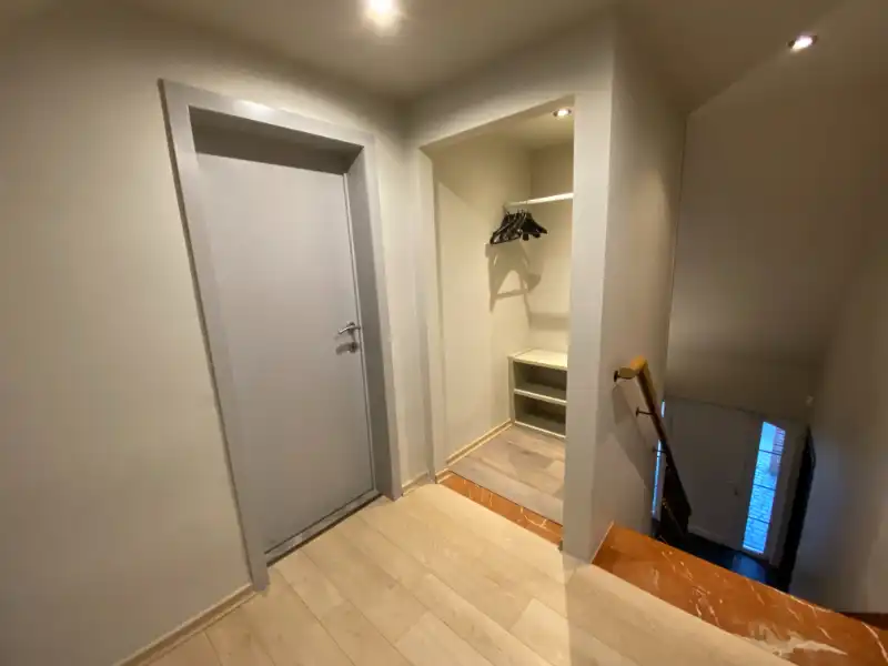 Ruime bemeubelde studio met autostaanplaats, GEEN DOMICILIE MOGELIJK foto 3