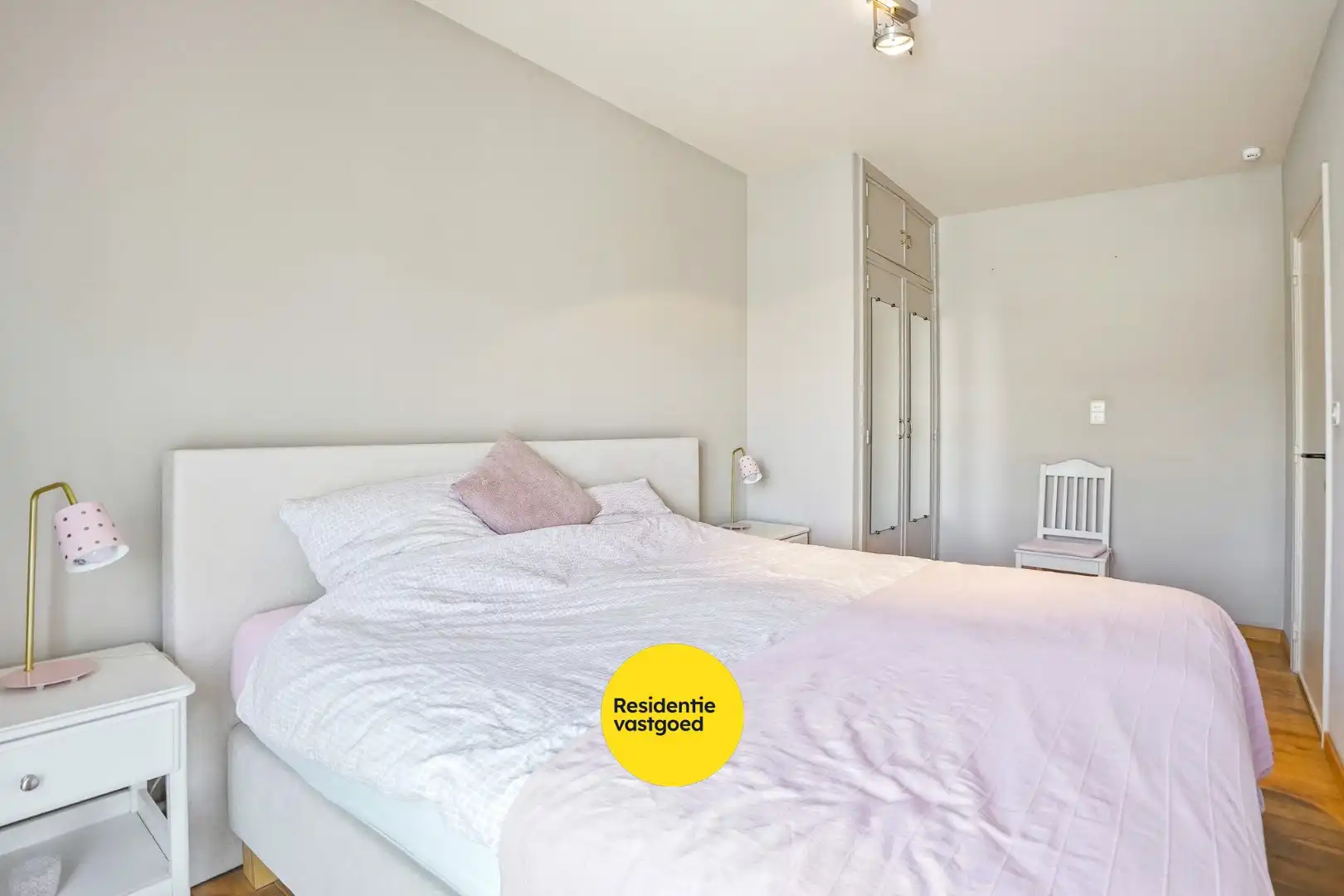 Instapklaar en lichtrijk 3-slaapkamerappartement (109 m²) met terras en privé-parkeerplaats te Oostduinkerke.  foto 8
