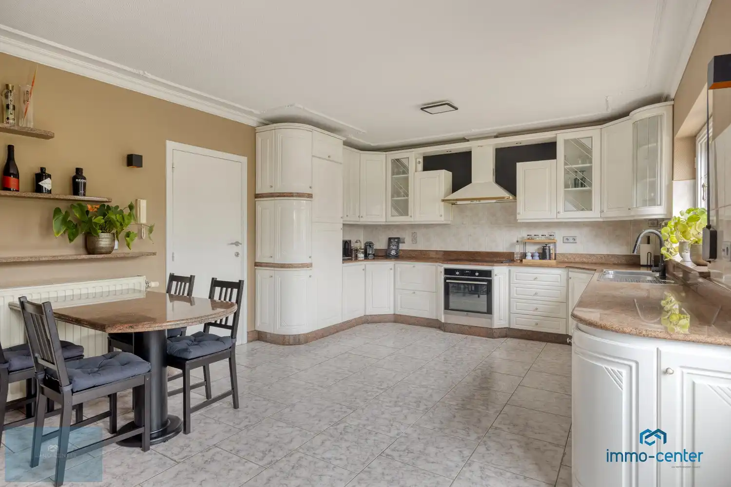 Ruime vrijstaande woning met 4 slaapkamers en grote tuin foto 7
